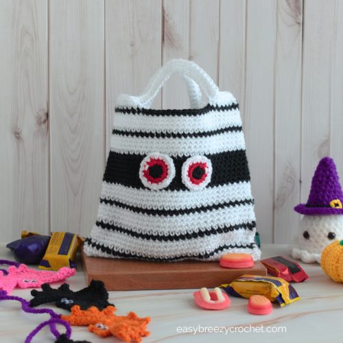 Mummy Halloween crochet treat bag.